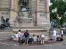  Bains de pieds dans la fontaine Saint-Michel